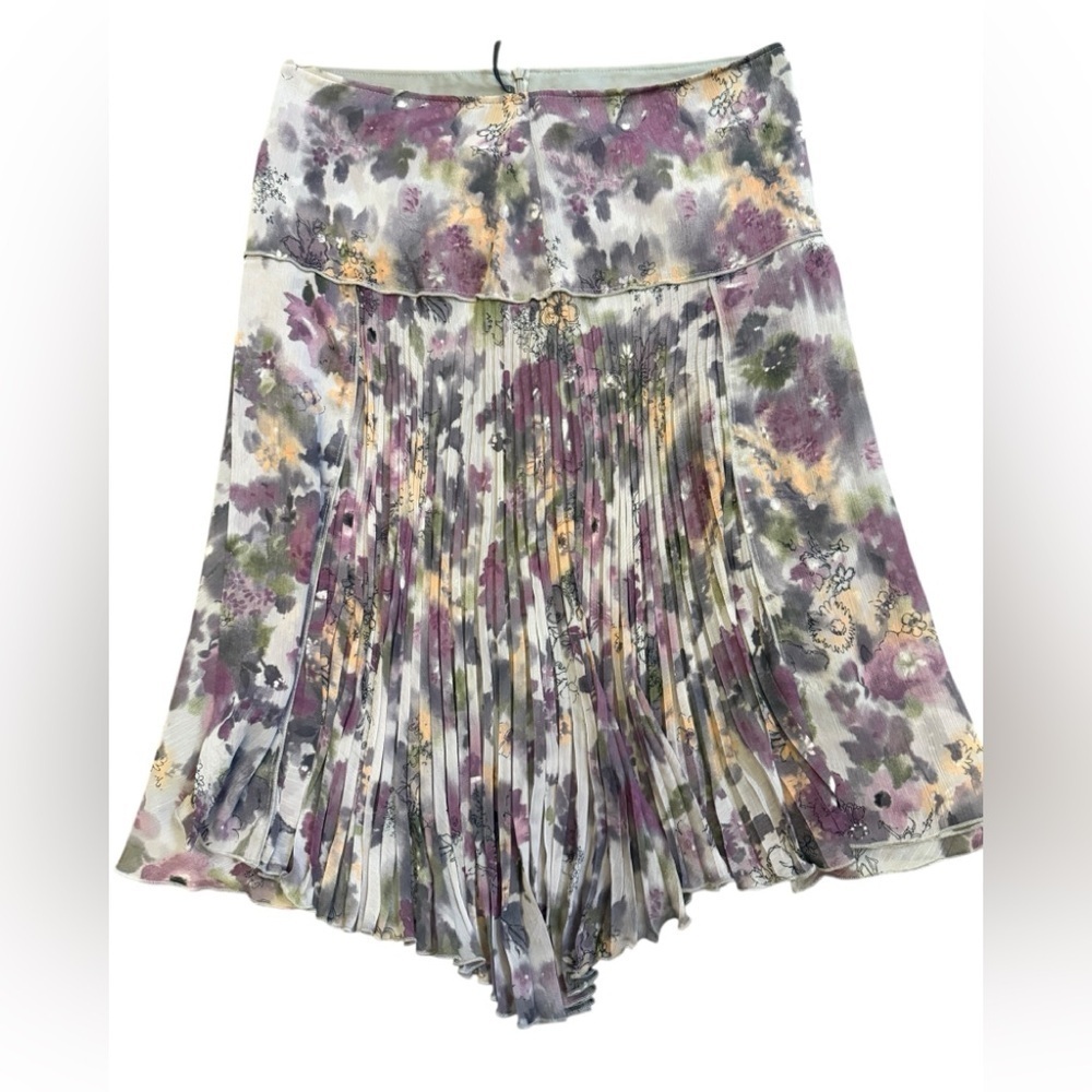 Italian UNITED COLORS OF BENETTON Floral Pleated is a stunning Skirt.